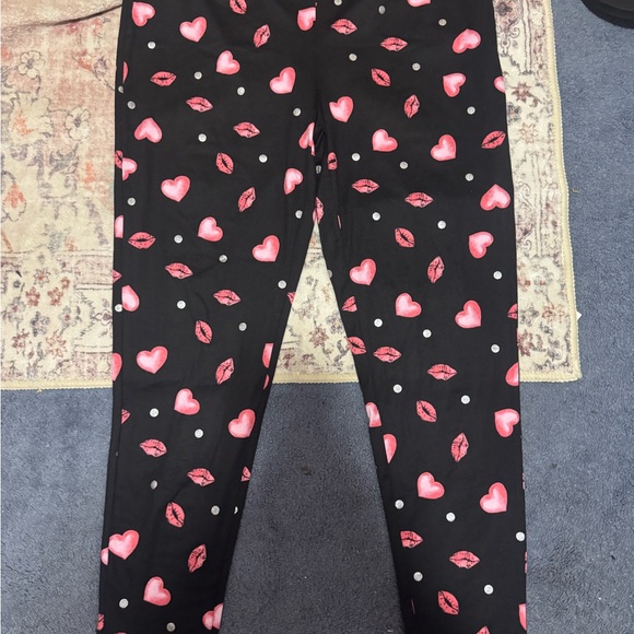Playful Heart and Lips Patterned Leggings - Picture 1 of 2